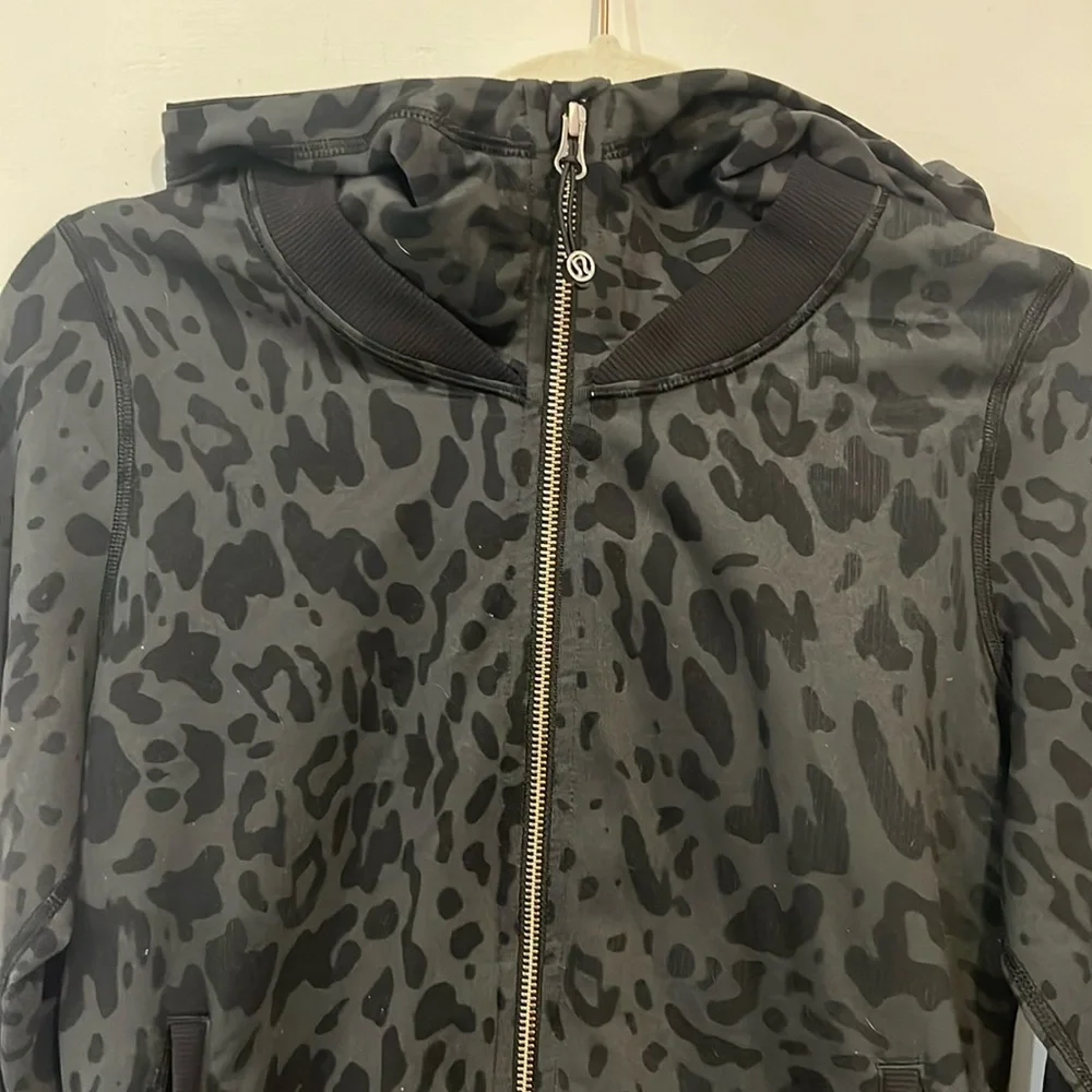 Lululemon Grey Black Namaskar Leopard Animal Swirl zip up scuba hoodie size 4 - Picture 4 of 16